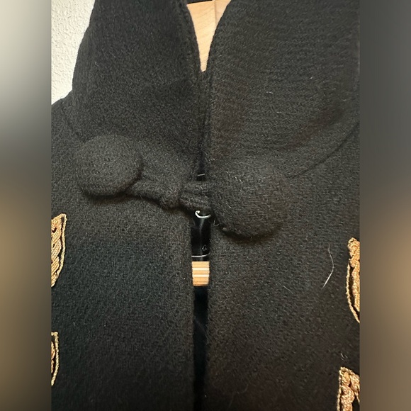 Vintage Made In USA Black Cape with Gold Embroidery and pockets - Picture 6 of 7